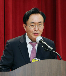 농촌지도자 나주시연합회 상징탑 제막식 나주시장의 축사 모습 근접촬영