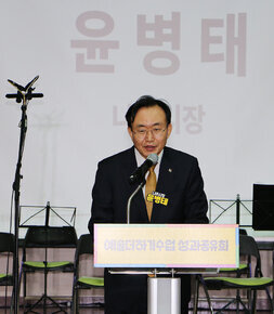 예술 더하기 수업 성과공유회 나주시장이 축사를 하고 있는 모습 근접촬영