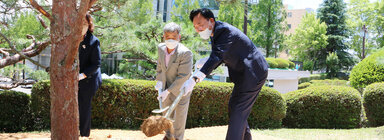 윤병태 나주시장이 관계자들과 삽을들고 흙을 나르는 모습