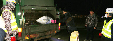 환경미화원 작업현장 방문 청소차 작동모습 가까이