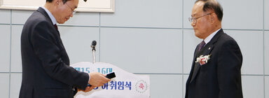 나주시장 이임문화원장에게 공로패 전달 모습