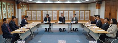 푸드테크 산업 협력을 위한 업무협약식 나주시장과 참석자들의 앉아 있는 모습 