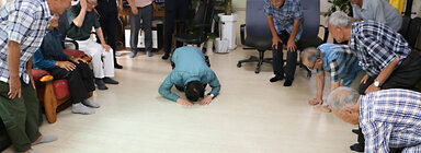 공산면 경로당 방문 나주시장이 경로당을 방문하여 남성 어르신들께 큰절을 올리며 인사를 드리고 있는 모습