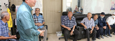 공산면 경로당 방문 나주시장이 경로당 어르신들께 서서 인사의 말을 전하고 있는 측면 모습