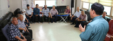 공산면 경로당 방문 나주시장이 경로당에 앉아 있는 남성 어르신들께 자리에 서서 인사말을 하고 있는ㄴ 뒷모습