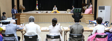 전국 시조창 나주 경연대회 여성 참가자가 무대 위에서 경연을 하고 있는 모습