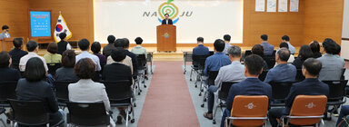 기관장 및 고위공직자 4대 폭력 예방교육 단상위의 나주시장의 인사말 모습과 참석 간부공무원들이 앉아 있는 뒷모습 정면