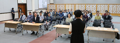 기관장 및 고위공직자 4대 폭력 예방교육 강의를 하고 있는 강사 뒷편에서 촬영한 모습 나주시장과 참석 간부공무원들이 듣고 있는 앞모습이 보인다