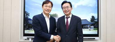 나주영산강축제 홍보대사 위촉 및 고향사랑 기부 나주시장과 정보석 배우가 악수를 나누며 기념촬영을 하고 있는 모습