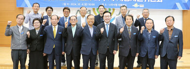 제2회 나주시 시정자문위원회 나주시장과 시정자문위원 15명이 화이팅을 하며 기념촬영을 하고 있는 모습