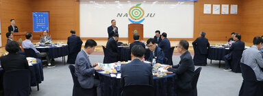 제2회 나주시 시정자문위원회 시정자문위원회 회장이 인사말을 하고 잇는 모습