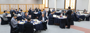 제2회 나주시 시정자문위원회 인사말을 하고 있는 나주시장의 뒷편에서 촬영한 모습 원형테이블에 자문위원들이 앉아 있다