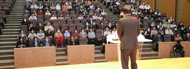 장기요양기관 종사자 대상 노인학대 및 폭력 예방 교육 나주시장의 뒷편에서 촬영한 축사 뒷모습과 참석자들의 앉아 있는 앞모습