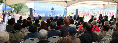 장자못 역사공원 준공식  나주시장의 축사모습과 참석자들이 앉아 있는 모습