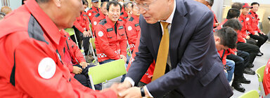 나주시 산불진화대 격려  나주시장이 산불진화대원 남성 분의 두손을 맞잡으며 인사를 나누는 모습