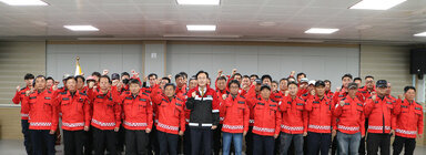 나주시 산불진화대 격려 나주시장과 산불진화대원 전체 화이팅을 외치며 기념촬영을 하고 있는 모습