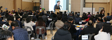 청정전남 으뜸마을 만들기 성과 공유회 나주시장의 축사모습과 참석자들이 앉아 있는 모습