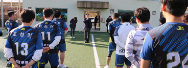 나주시장기 광주전남 생활체육 족구대회 족구 동호인의 서 있는 뒷모습 사이로 나주시장의 인사말 모습