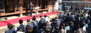 나주시 향토음식체험문화관 개관식 나주시장의 축사를 하고 있는 모습과 참석자들이 자리에 앉아 있는 모습 좌측면체서 촬영