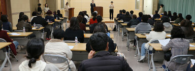 장애인활동지원사업 간담회 나주지상의 인사말 모습과 참석자들이 앉아 있는 뒷모습