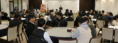 한돈협회 나주시지부 송년회 나주시장의 인사말 모습과 참석자들의 앉아 있는 뒷모습