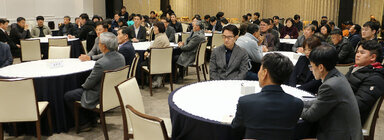 한돈협회 나주시지부 송년회 참석자들이 원형 테이블에 앉아 있는 모습