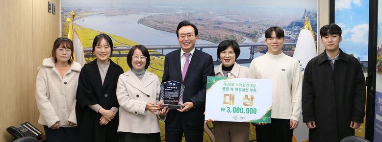 녹색환경대상 환경실천 부문 대상 나주시장과 담당부서 직원들이 긴졈촬영을 하고 있는 모습