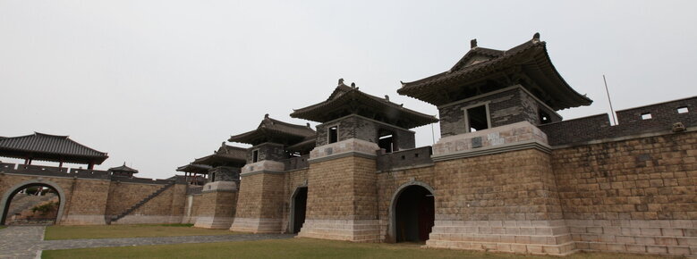 영상테마파크 내부에 외성을 찍은 사진. 기와로된 성벽이 보이며 그 사이사이에 닫혀있는 문이 보임.