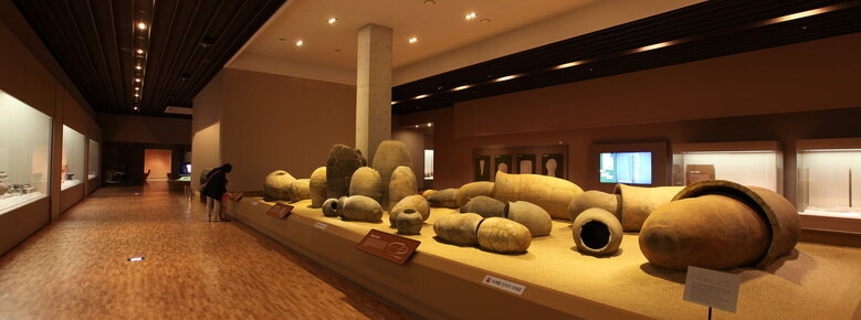 나주국립박물관 내부를 찍은 사진. 커다란 도자기들이 전시되어 있음.