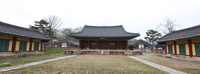 나주향교 내부 전경을 찍은 사진. 잔디로된 마당이 보이고 기와집으로된 건물들이 보이고 잔디 사이로 돌로된 길을 내놓음.