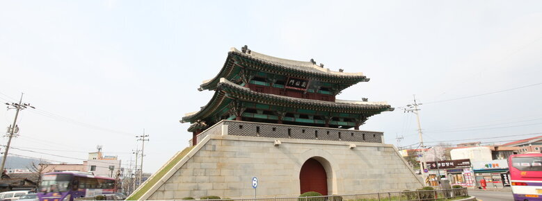 남고문 측면을 찍은 사진. 로터리 형식으로 남고문이 있고 그 주위로 차량이 운행되고 있으며 가지런하게 깍은 대리석의 성벽과 나무로된 성문이 보이고 2층 기와에 남고문이라고 한문으로된 현판이 걸려 있음.