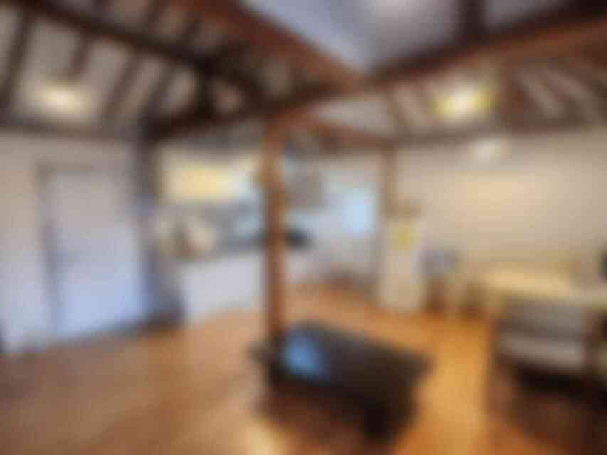 철문 넘어 보이는 집 철문 넘어 보이는 집